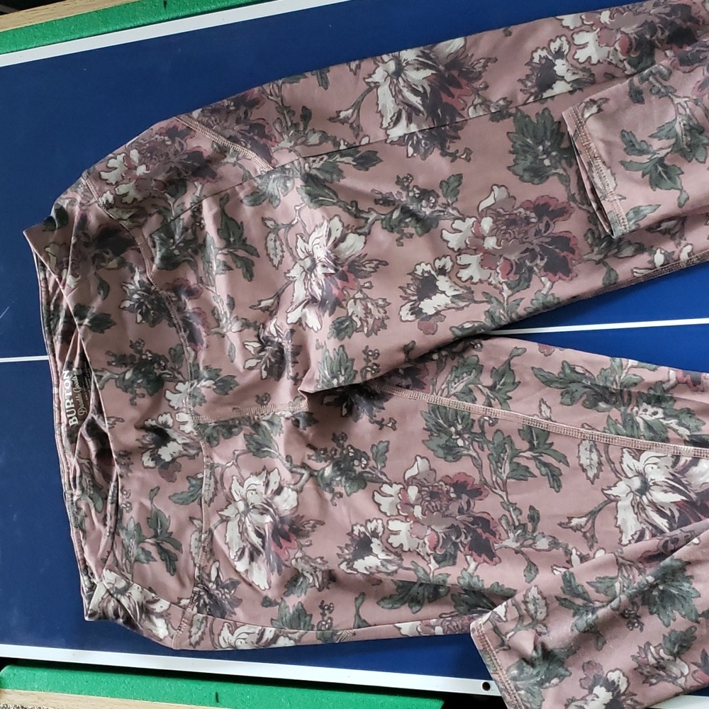 💥4/$20 Burton floral Leggings. Size Medium.